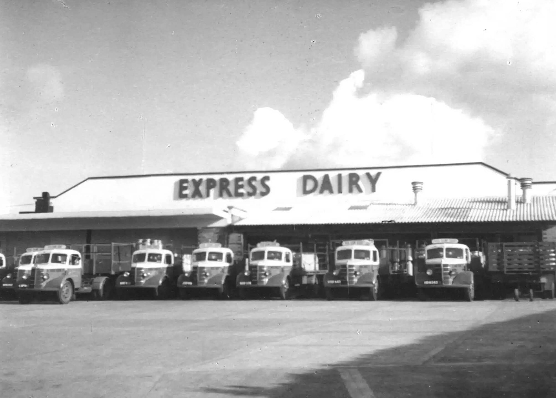1950's ? Express Dairy Tarvin. John Weaver comments "Pool Bank Dairy was owned by GB Ratcliffe, who lived in the white house you can see from the fields at the side of the dairy, before it was Express". (Courtesy John Chadwick, FB)