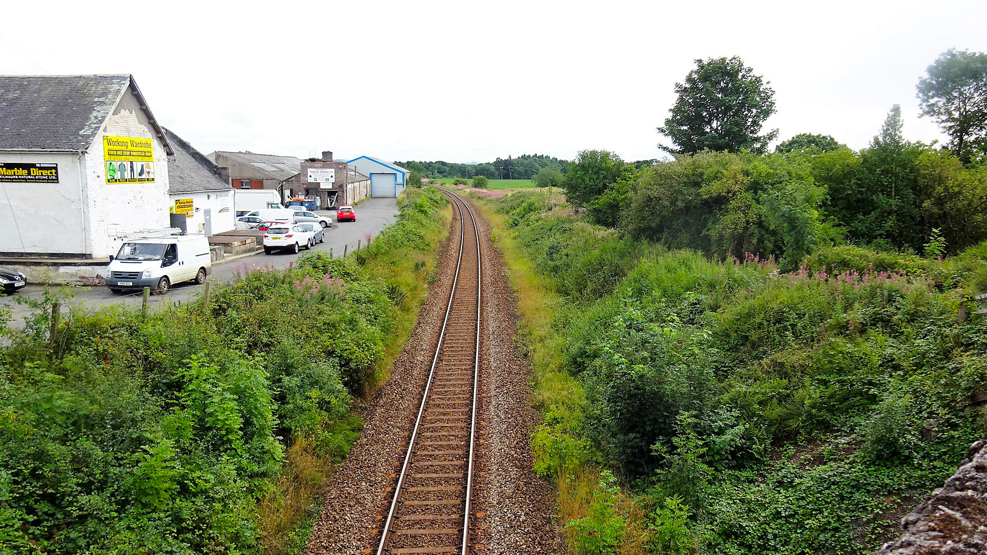 2018 Old Creamery, Kilmaurs, East Ayrshire. Churn loading bank on the left by the white van. (Courtesy Wikimedia Commons)