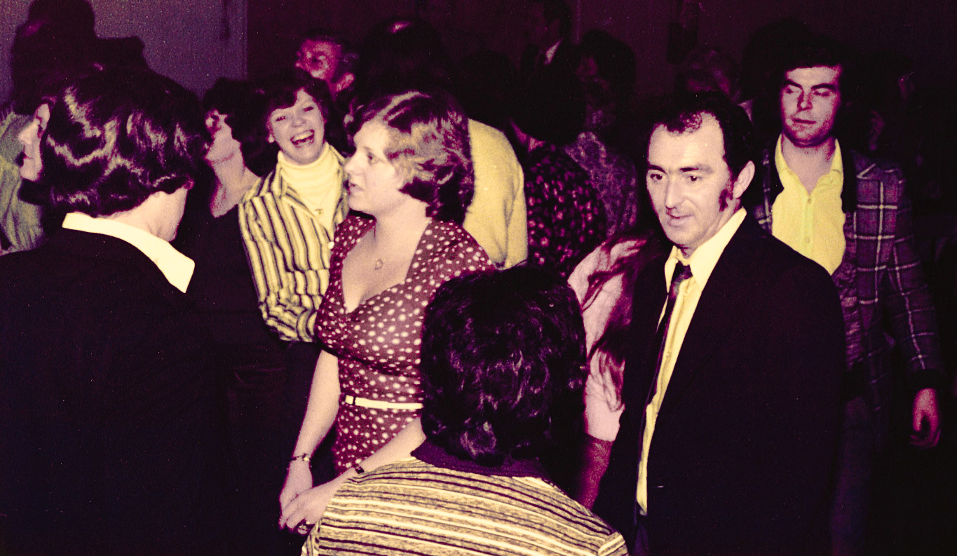 Ben Samuels identifies Jill Hamer, smiling with the vertical striped top, Jean Sockett recognises Dave Hamer on the right. Brian Bennett identifies John Parry, second from right.  (Courtesy Joe Lyons)