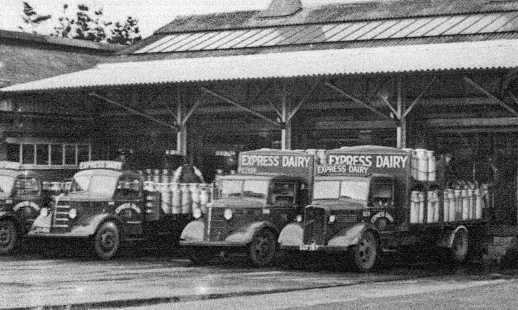 1940s? Appleby  churn bank. Co: 378 and DGF 197-523. Trish Jones comments "Appleby unloading bay, with managers offices on the right hand side." (Courtesy Dave Fane)
