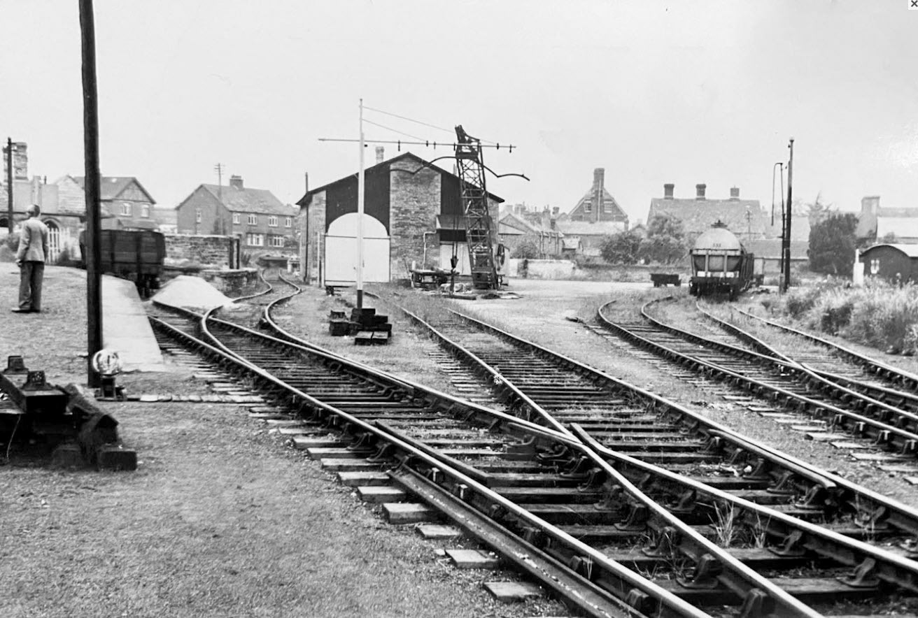 1950's Faringdon Station. Looking north from the start of the platform towards the end of the line at Park Road, where the dairy was situated. Researched by Ian Lee, December 2019. Faringdon &amp; District Archaeological &amp; Historical Society https://www.fdahs.org.uk/railway/