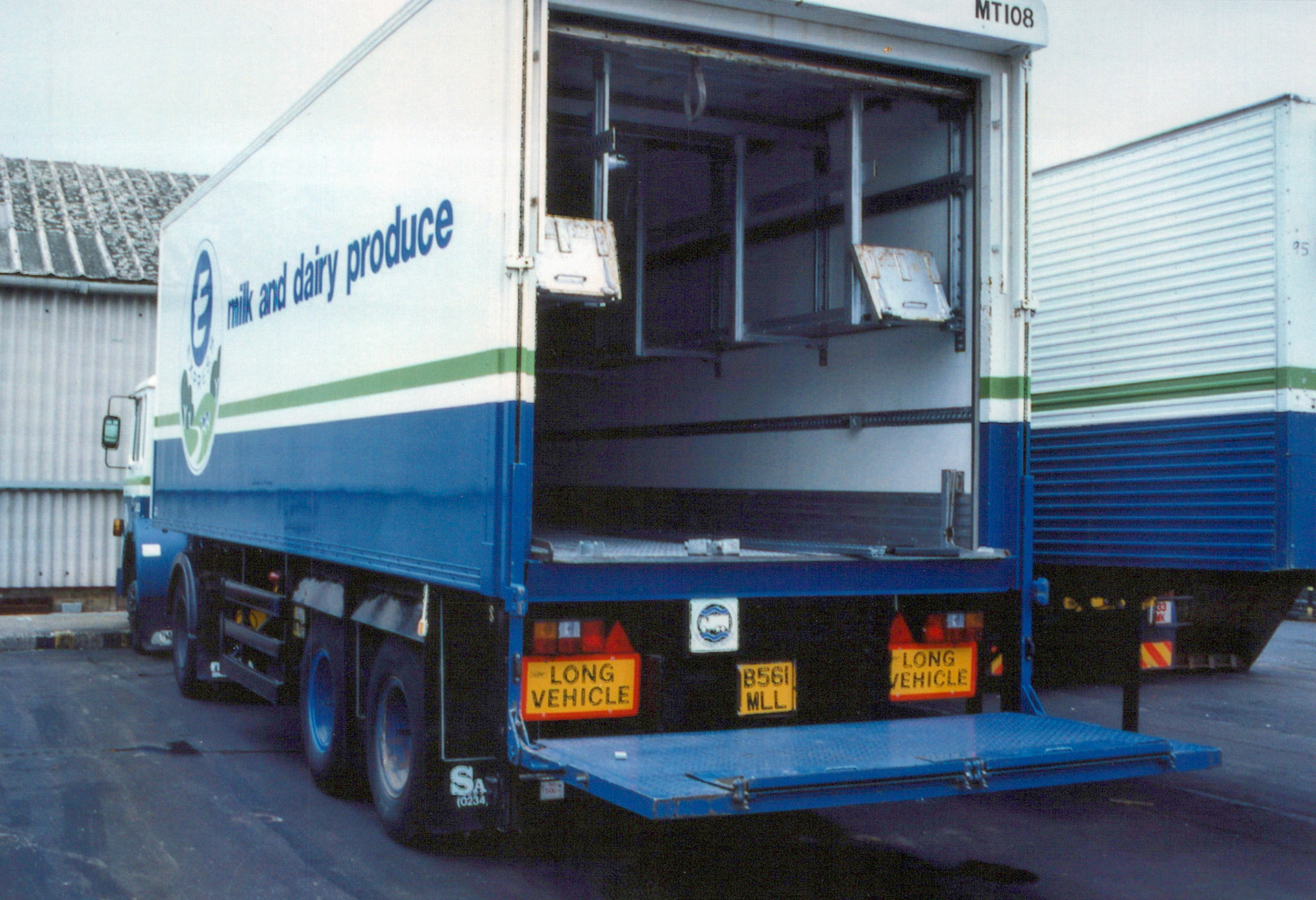 1986 Double deck carton trailer at South Morden (Courtesy Dave Fane)