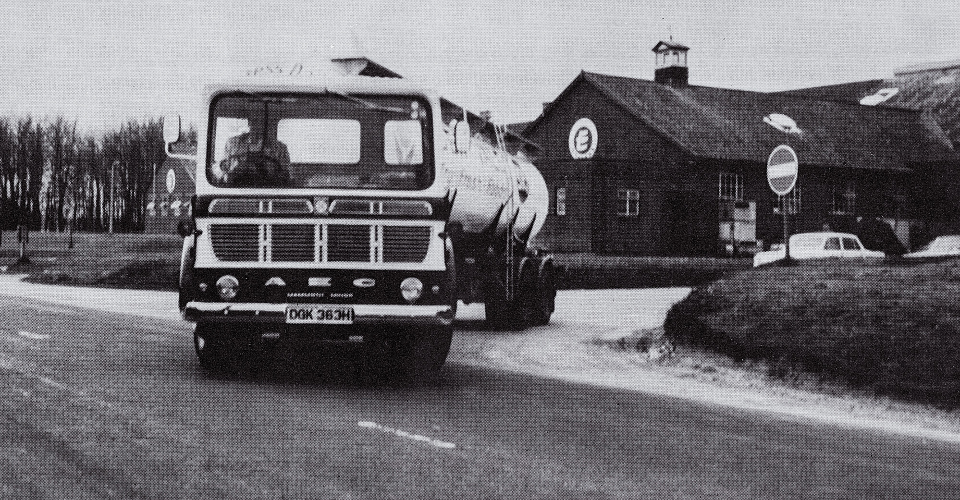 1970 AEC DGK 363H in new Eden Vale livery brings milk from Milborne to London, loaded by Ernie Haynes and driven by George Baines (Courtesy Doreen Williams)