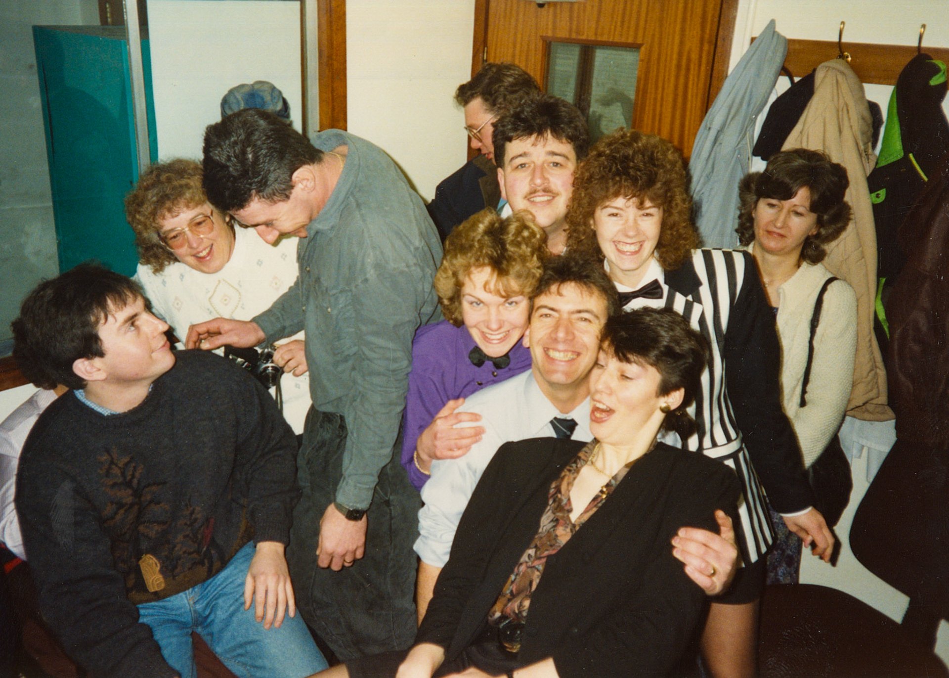 1992 Honiton Last Day, January 10th: 'Squeeze as many as you can in the shed'-Sheila Webber, Steve Gerry, Andy ?, Vicky Maynard, Derek Carter, Peta Wakeham, ? , Paul Dimond, Wendy Hawker and Hazel Stapleforth (Courtesy Wendy Hawker)