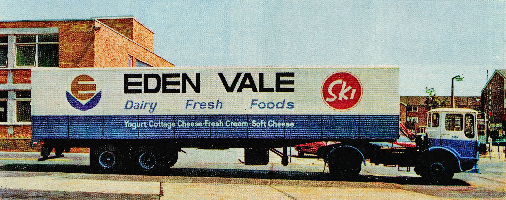 1975 'Fifty-foot Artic' pictured at South Ruislip. (Express News Christmas)