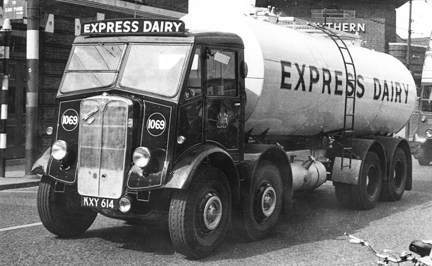 1940s? AEC Tanker KXY 614 Co:1069. (Courtesy Paul Luke)