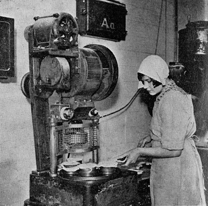 1932 Drayton Park bakery, operated by Maggie, who had a neat hand with the pork pie machine. (1960 Picture Set from Express News Christmas edition)