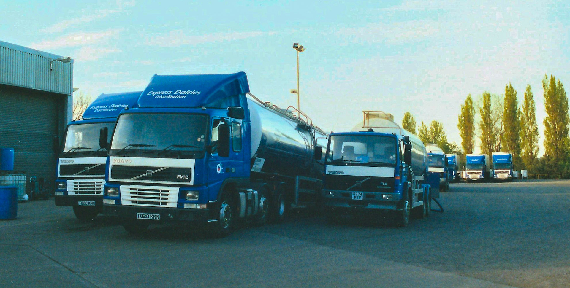 1999/2000 Minsterley transport yard. Bulk farm Volvo FL6 transhipping to Volvo FM12 hauled tanks. This was First Milk Group milk collected under contract by Express. (Courtesy Steve Rodenhurst)