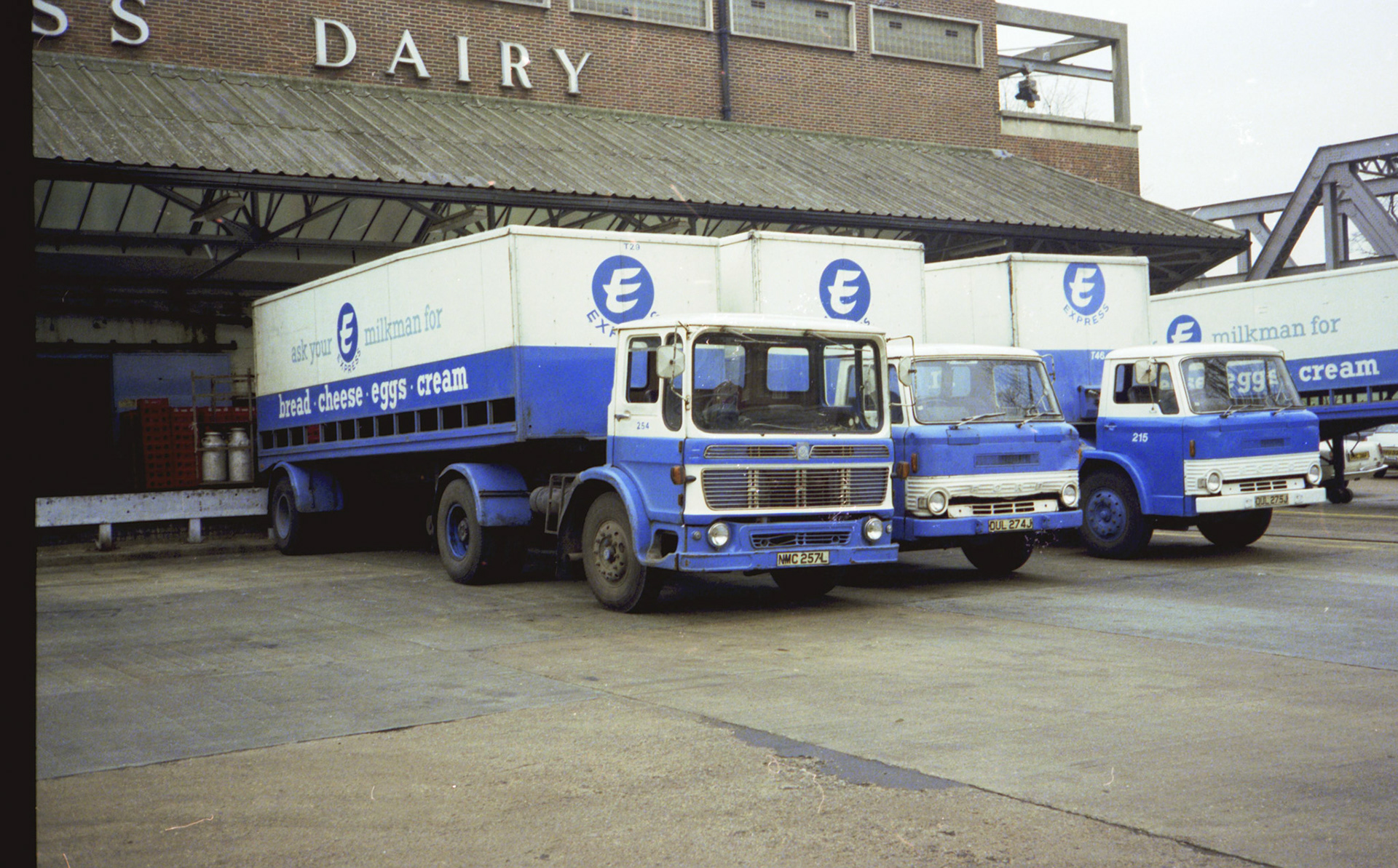 1978 - South Morden loading bank, weighbridge on the right (John Wakely, Flickr)