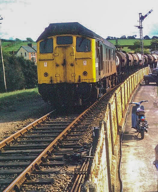 1965 Instow, Devon. Class 25, 7575, renumbered 25225. Tony Dairywell comments "Loaded milk tanks from Torrington depot, probably headed for West Ealing." (Courtesy Ken Baker)