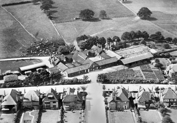 1922 College Farm on Fitzalan Road, Finchley (Courtesy www.britainfromabove.org.uk)