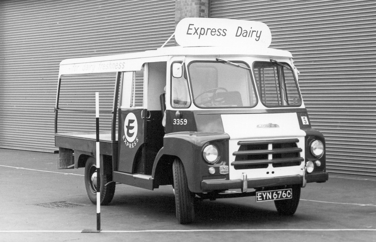 1965 Reg Commer Delivery Vehicle EYN 676C (Courtesy Michael Aldread)