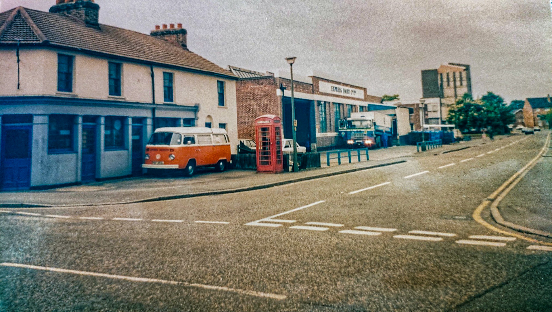 1980's Bromley Bottling Depot. Colin Bristow comments "Early 1980's, corner of College Road and Farwig Lane." Roger Frost adds "I used to go there on night shift to change vehicles over for servicing in the South Morden workshop the next day. I also towed a loaded tanker in there one night with ‘Big Bertha‘ the AEC Matador breakdown truck-so that the milk could be pumped out." (Courtesy Colin Bristow)