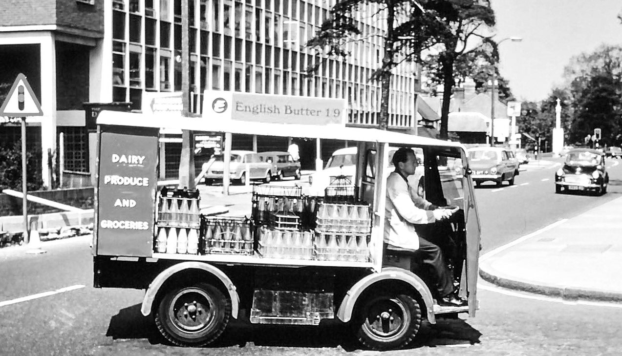 1970's Potters Bar. Roger Eaton comments "Turning into Oakmere Lane. There was once a dairy there on the corner at 151, The High Street." (Courtesy Neal Cramphorn)