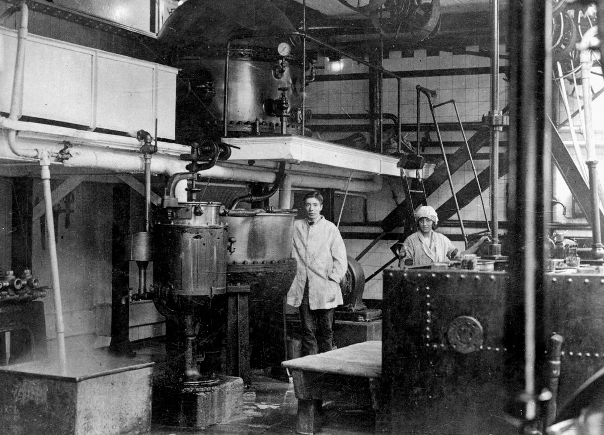 1926 Burgess Creamery interior showing machinery in use, Gartside Street, Manchester (Image courtesy of Manchester Libraries)