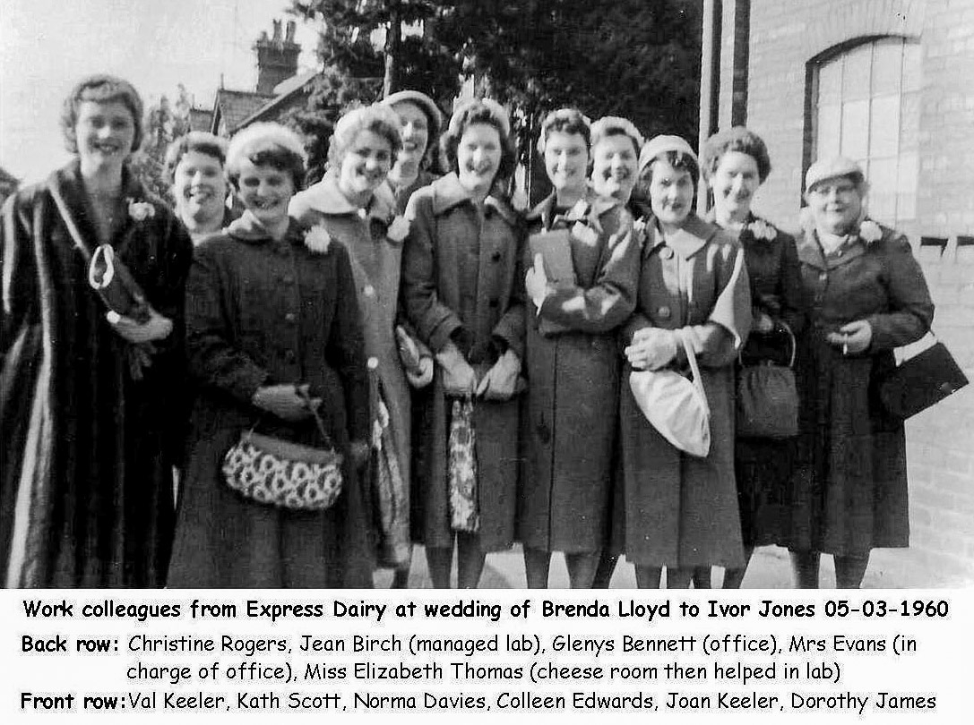 1960 "Ruyton girls attending the wedding of Brenda Lloyd to lvor Jones on March 5th 1960." (Courtesy Margaret Lycett and Val Lythe, Ruyton Revisited FB Group)