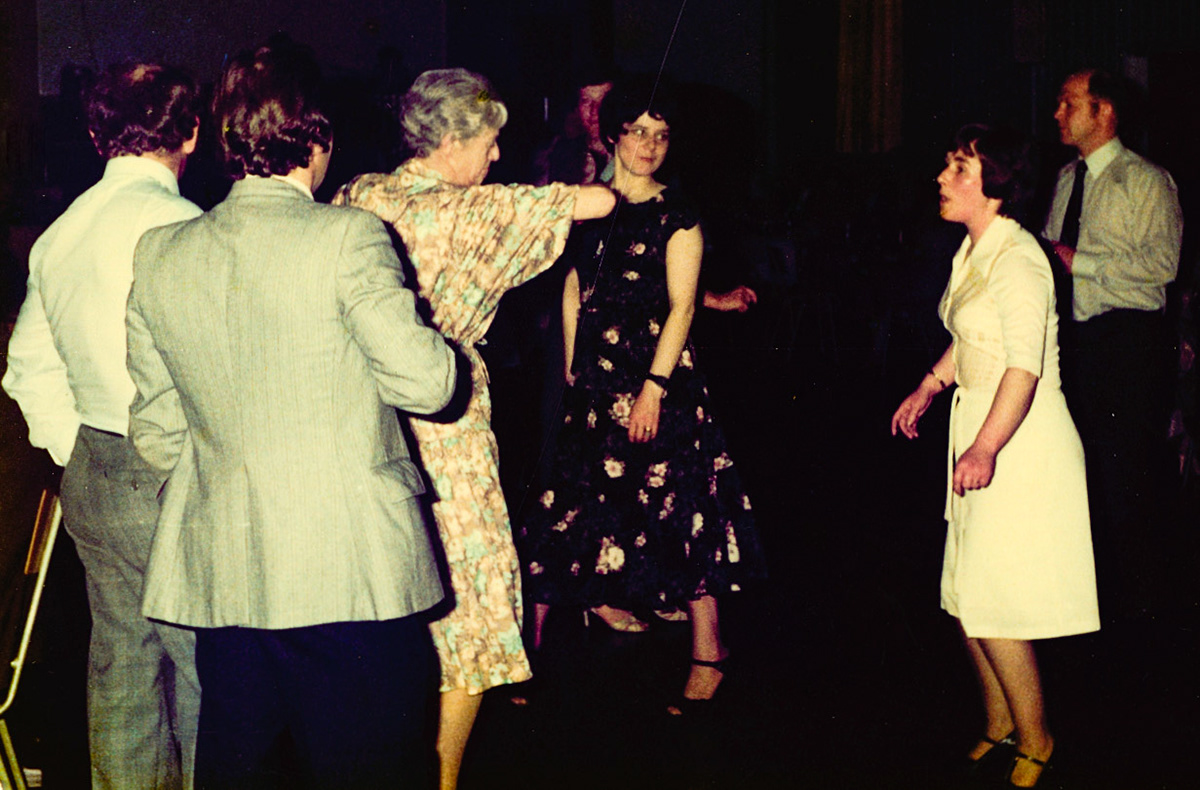 Ben Samuels identifies Val Bromley on the right, Marj Lakelin. On the left Graham Bromley and Brian Lakelin watching proceedings. (Courtesy Joe Lyons)