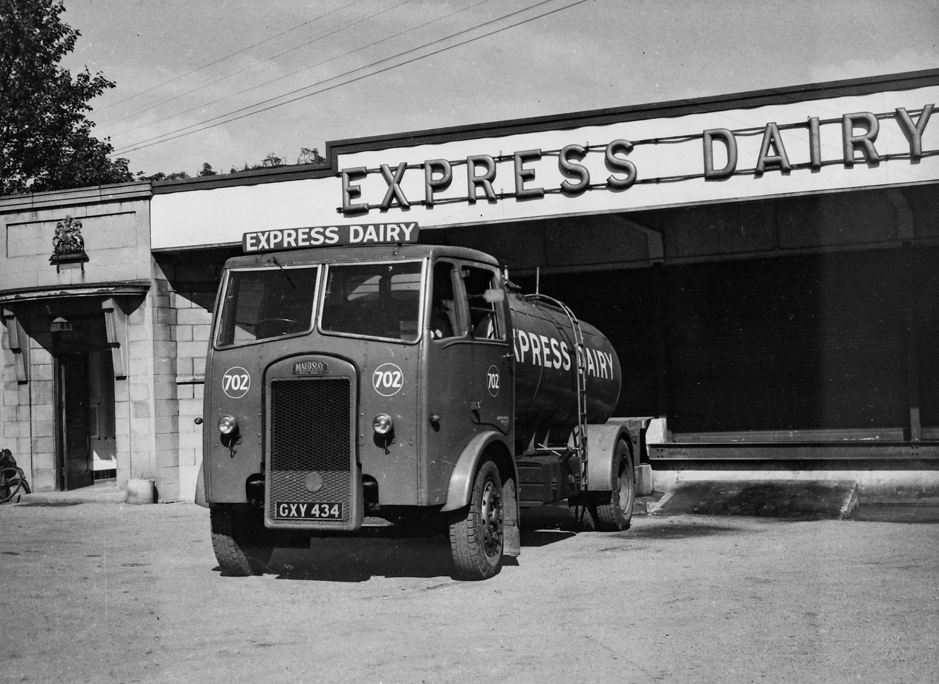 1950's Rowsley Dairy loading bank, with rigid tanker Co. No: 702, Reg:GXY 434  (Courtesy Derbyshire Record Office, donated in March 1985; they had previously belonged to the donor's father, who was an electrical engineer with the dairy.)