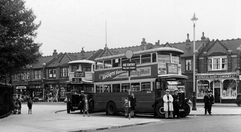 1934 Bus stand opposite "The Orange Tree" public house, Friern Barnet, with an Express Dairy shop opposite. (Courtesy London Transport Collection)
