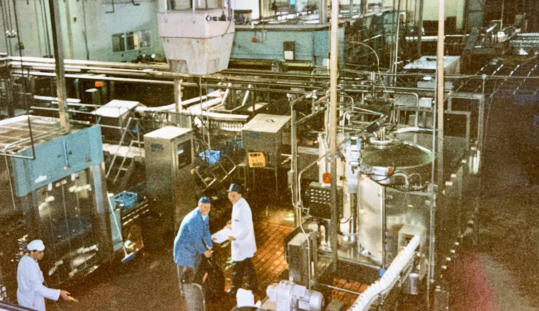 Tarvin. Owen Sheehan in blue, Dave Lyon in white coat. (Courtesy Lyn Brunton, Old Tarvin FB Group)