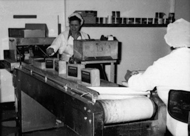 Ben Samuels identifies Daisy Ellis, on the conveyor belt. (Courtesy Joe Lyons)