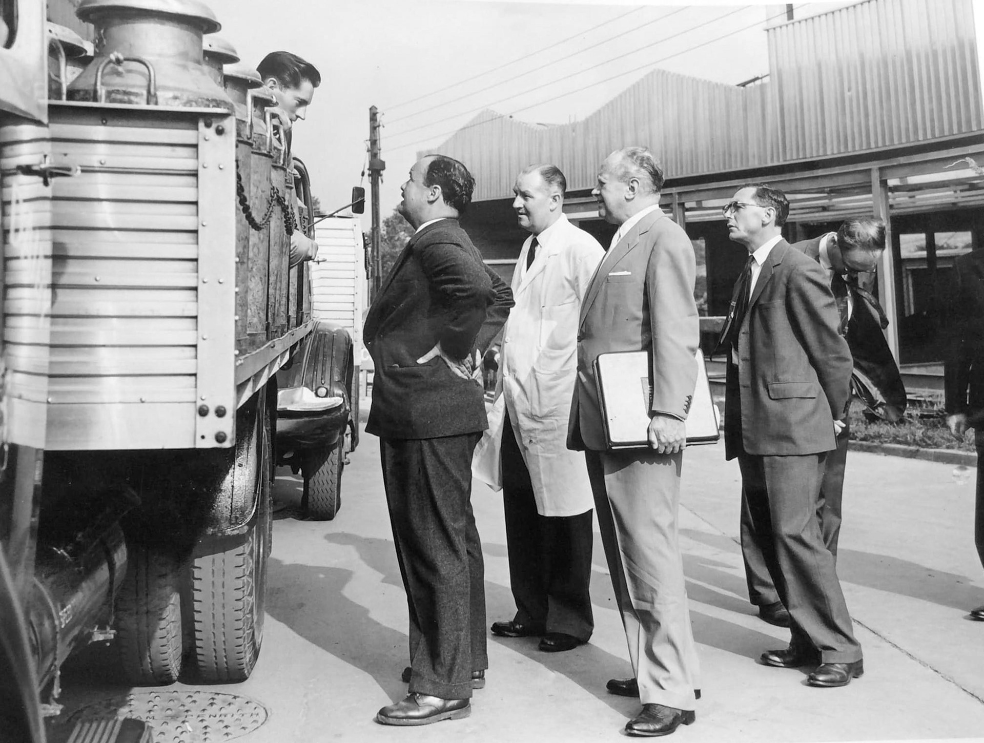 1950's Arthur Dargue, on the truck, deep in conversation with some Express 'top brass'. (Courtesy Iain Dargue, Arthur's son)