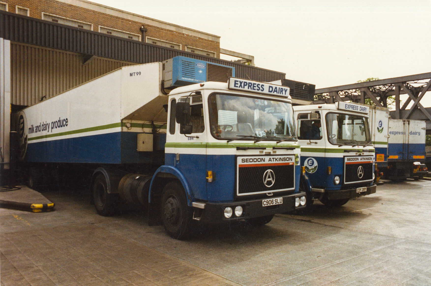 1985 Reg Seddon Atkinson C906 SLU, Co: 684 at South Morden loading bank. (Courtesy Paul Luke)