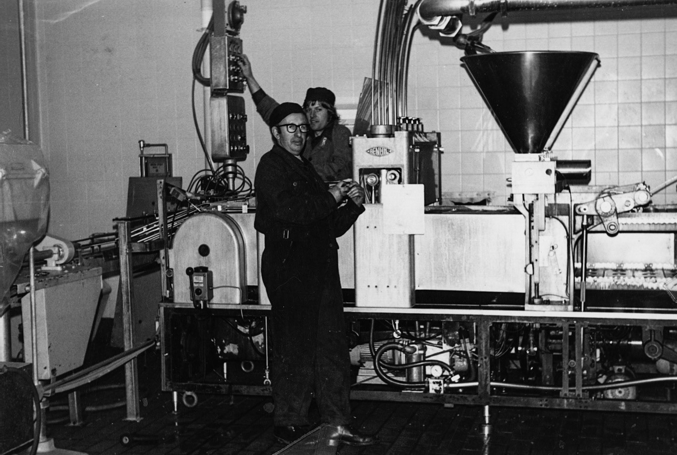 1970's? Joe Lyons at work, with Alan Roberts?  (Joe Lyons Collection)