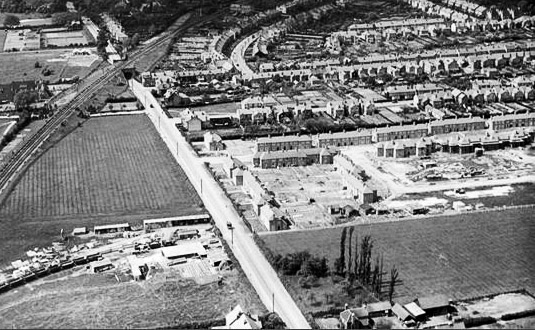 1920's Aerial views of 100 acre Farm. Richard Gaylard comments "Hundred Acres Farm gradually being built on in the 1920's. All the green area would vanish by 1990. The on-going building work is a council 'Home for Heroes' development." (Courtesy Richard Gaylard)