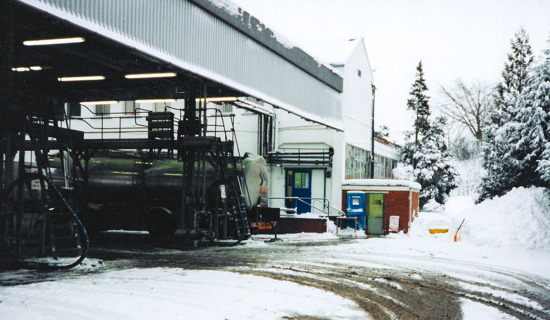 1980's winter, Appleby milk reception. Admin block and former egg packing station in buildings behind.(Courtesy and comments by David Rooke)