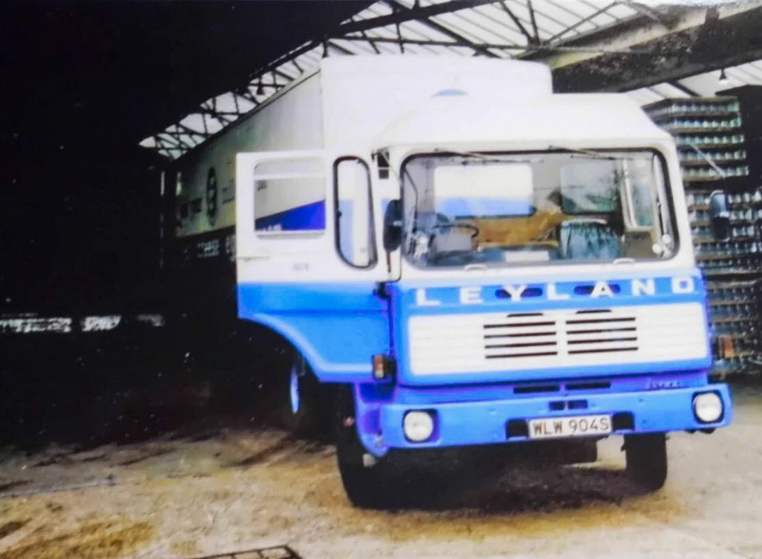 1970's South Morden unloading bank WLW 904S (Courtesy Mahooknits4u, eBay)