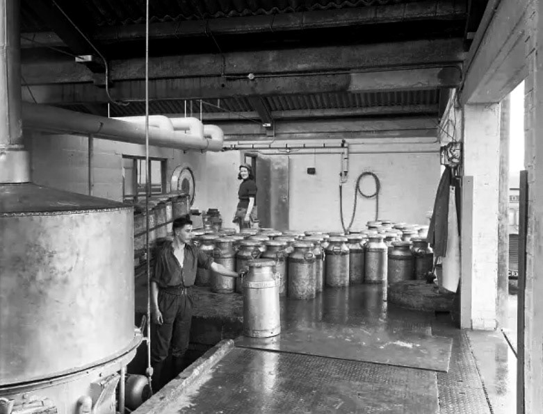1962 Churn delivery at the dairy.(Courtesy Mary Evans Picture Library)