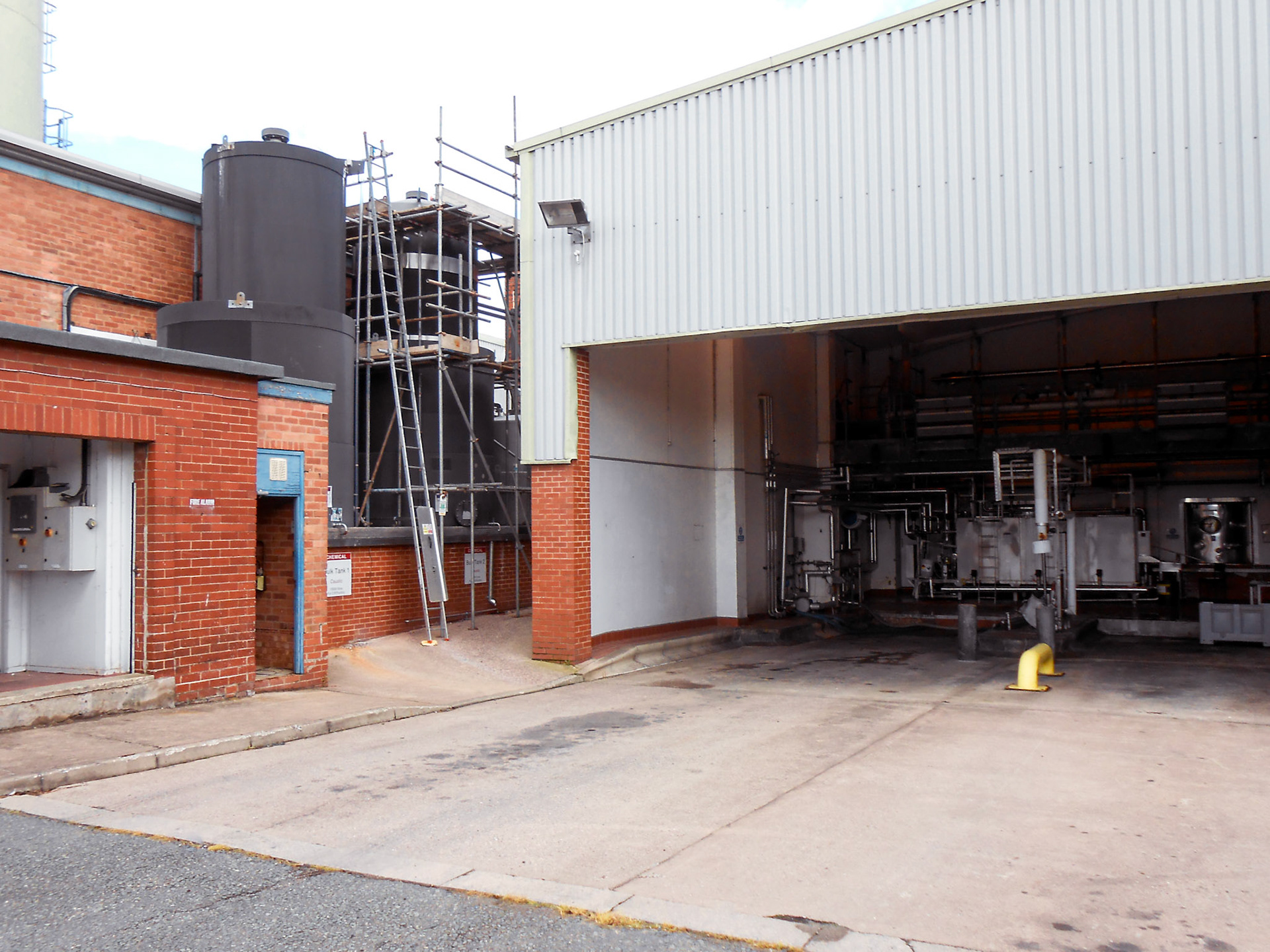 1980's Minsterley Creamery milk reception area. Dave Jones remembers the "sleeping area, the door just on the extreme left of the picture". The blue door fully visible, Darren Davies recalls is "where the acide and caustic pumps were".
