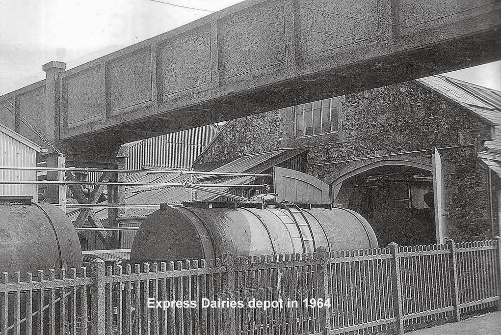 1964 Seaton Junction (Courtesy Matthew Pinto) Jane Shepard comments "My Dad did some brick laying on the egg packing factory when I was two or three, about 1950. I remember Dad forgot his sandwiches for lunch so Mum and I caught the train up from Colyton to Seaton Junction and we sat on the embankment eating our lunch - remember like it was yesterday. We used to catch the train to Seaton too, to go to the beach - no bus service to speak of back then."