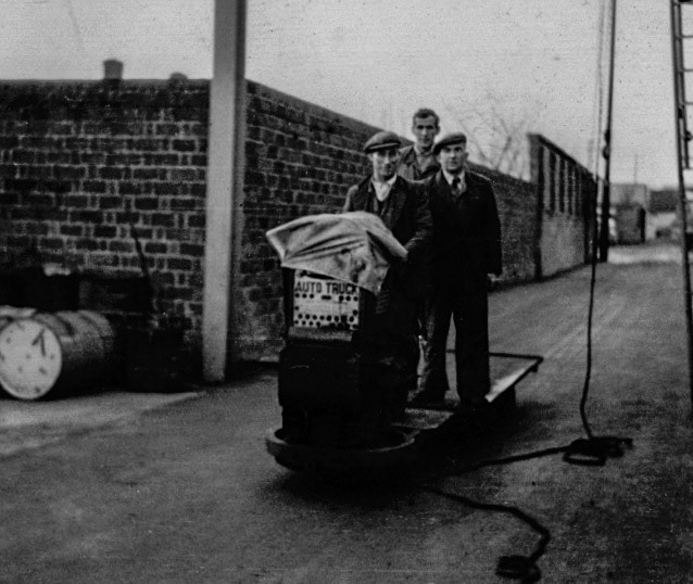 1960 Len Bailey identifies Jack Smith and Albert Purslow. (Courtesy Joe Lyons)