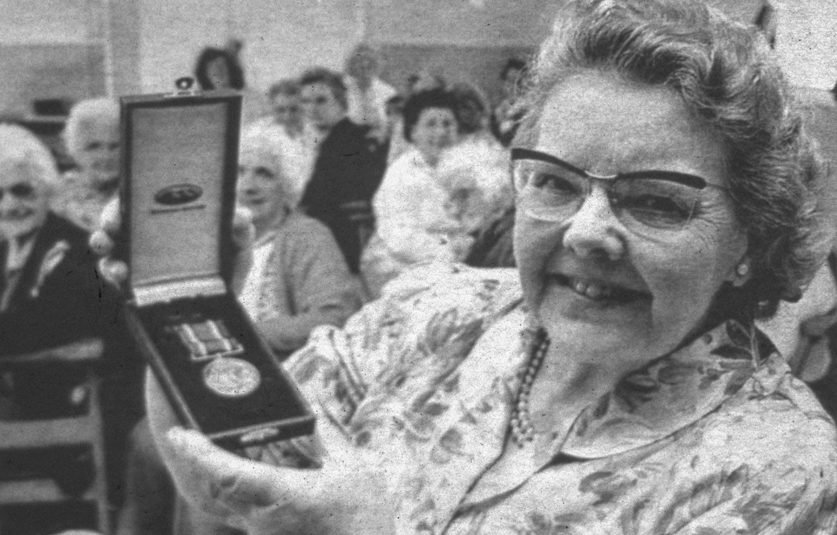 Kerry Jones comments "Aunty Audrey Evans." (Joe Lyons 35mm slides)