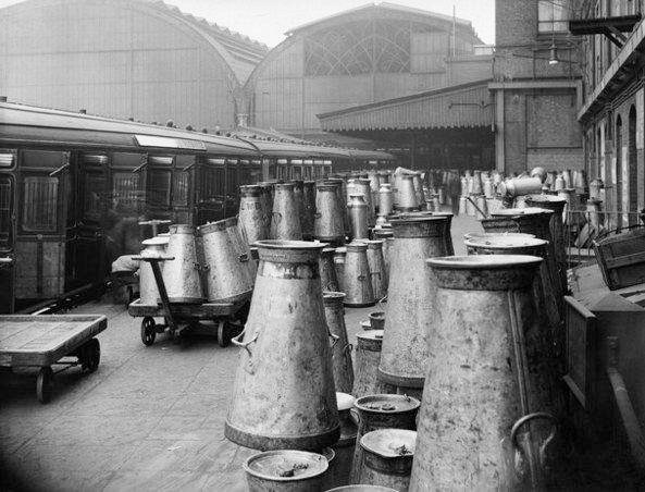 1920's? Loading churns, thought to be on Platform 1 at Paddington Station. (Courtesy RuralHistoria FB Group)