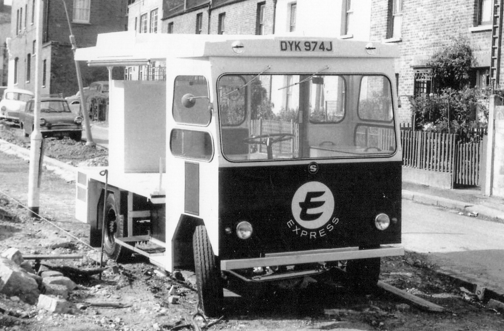 Dave Fane comments "This is on the roadway to Sydenham depot, don't know why they were using the road in that condition!"