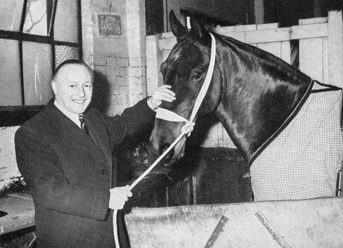 1959 'Jimmy', the last horse round on 20th March, with Express M.D. W.E.D. Bell. At their peak there were over 100o horses. (From Express Story 1864 - 1964)