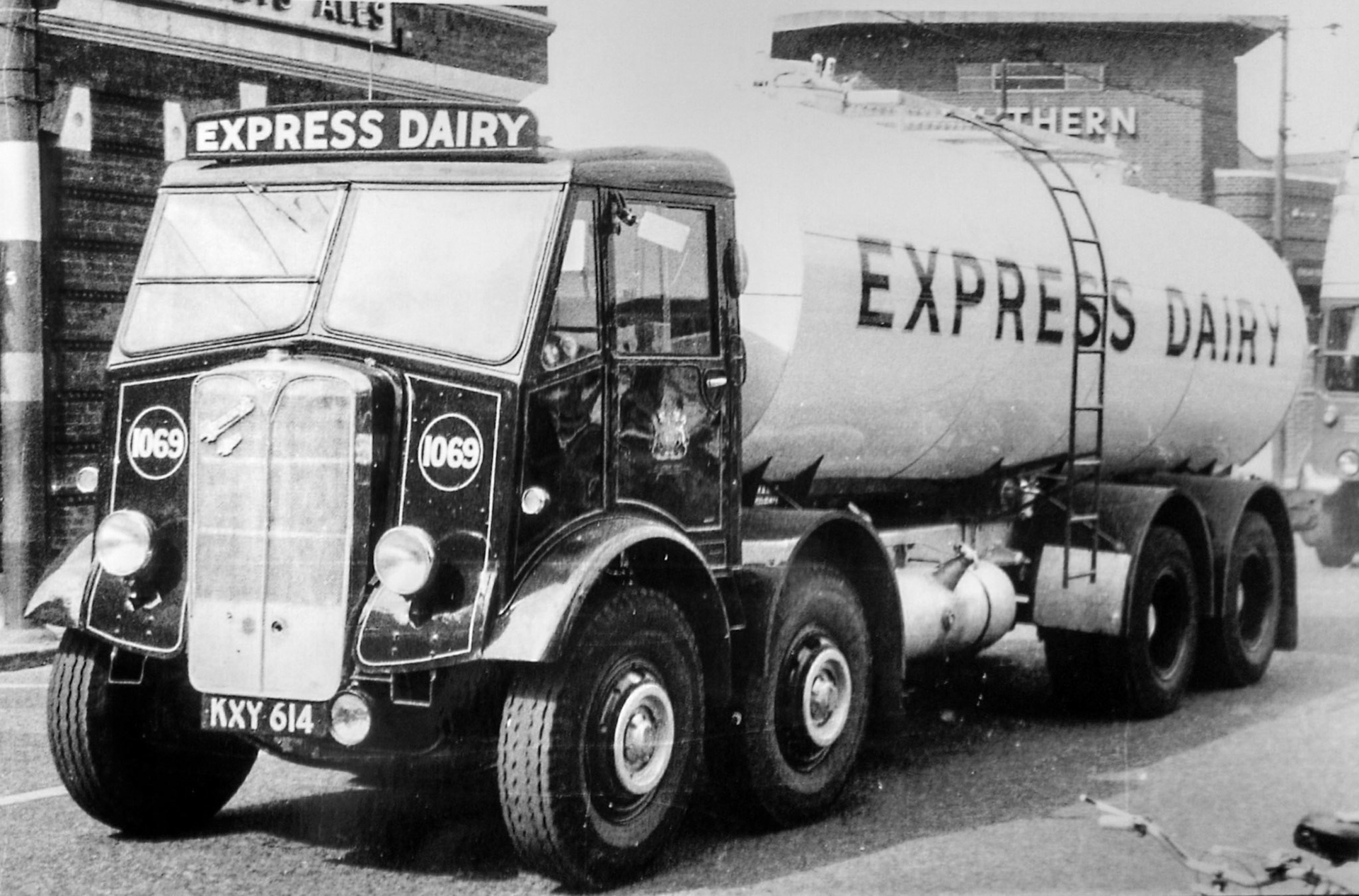 1960's Bulk collection KXY 614, Fleet No 1069 (Courtesy Paul Luke)