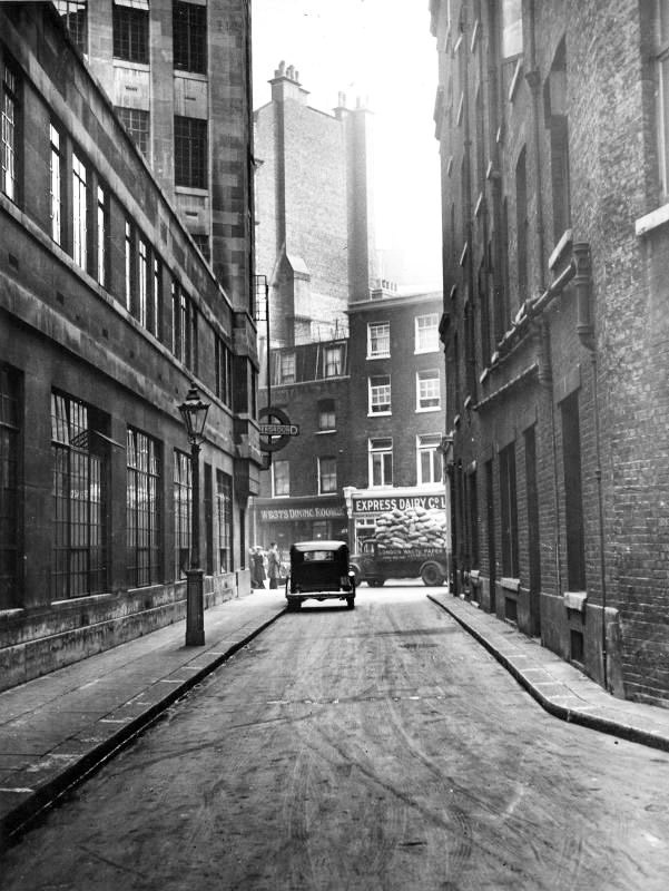 1947 Side view of 55 Broadway, London Transport headquarters on the left, seen from St Ermin's Hill, with an Express Dairy shop in Broadway visible at the end of the street. (Courtesy London Transport Collection)