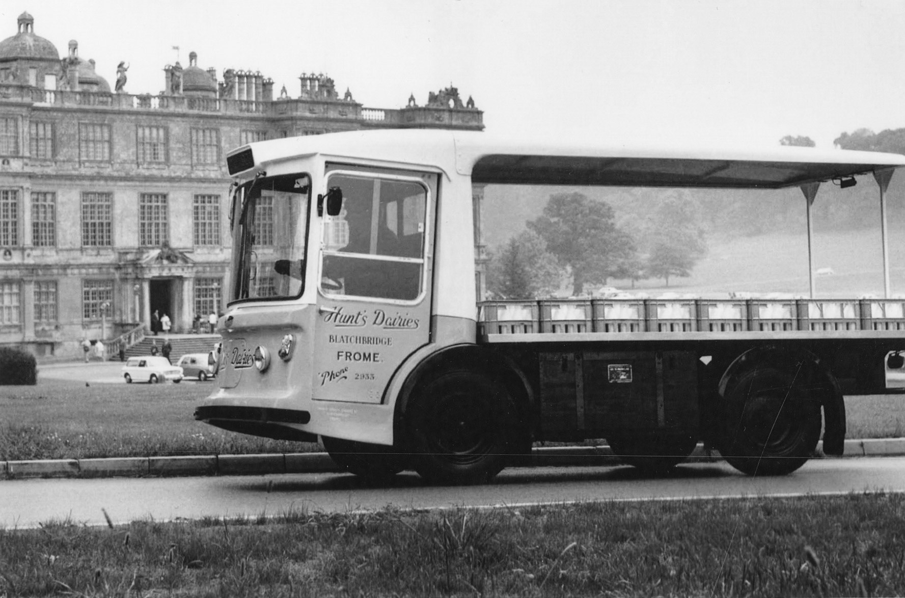 1971 Hunt's Dairies promotion at Longleat, for Morrison Electricars. Jeremy Pike comments "It was salmon pink with indigo blue coach line and writing, I painted many vans at Hunt's Frome depot, also vans from other Hunt's depots - a very satisfying job." (Courtesy Dave Fane)