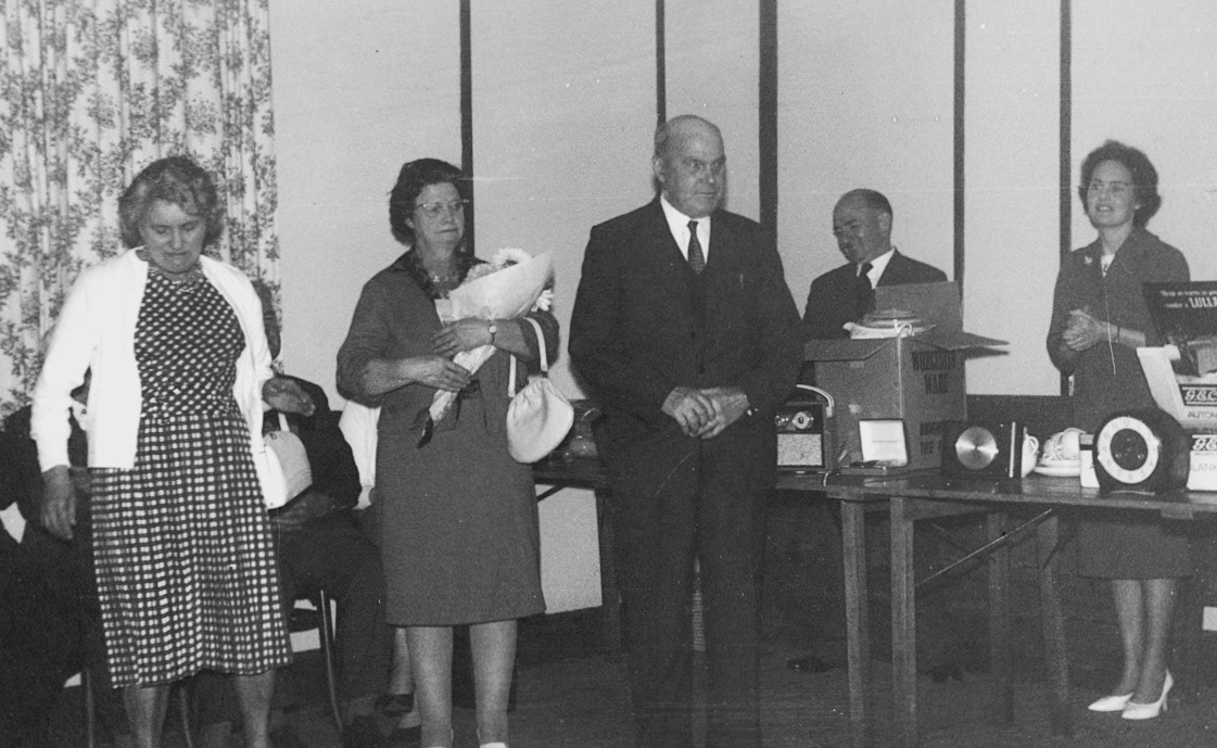 1953 Sandra Lewis comments "Lady on the right is Viv Hotchkiss (nee Evans)" (Joe Lyons Collection)