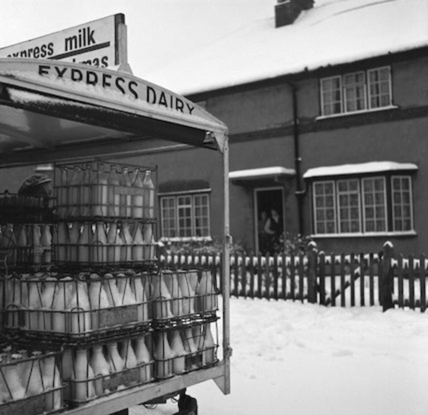 1950's Wire crates on a snowy day in London (Courtesy Growing up in my Britain Was Great FB Group)