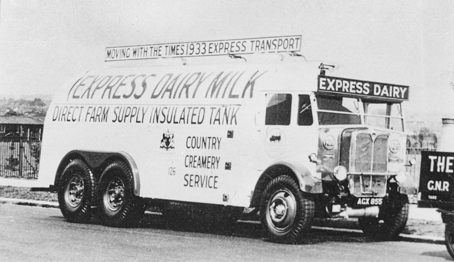 1933 'Direct Farm Supply Insulated Tank' AGX 855, Co:126 behind GNR churn truck. (Courtesy Paul Luke)