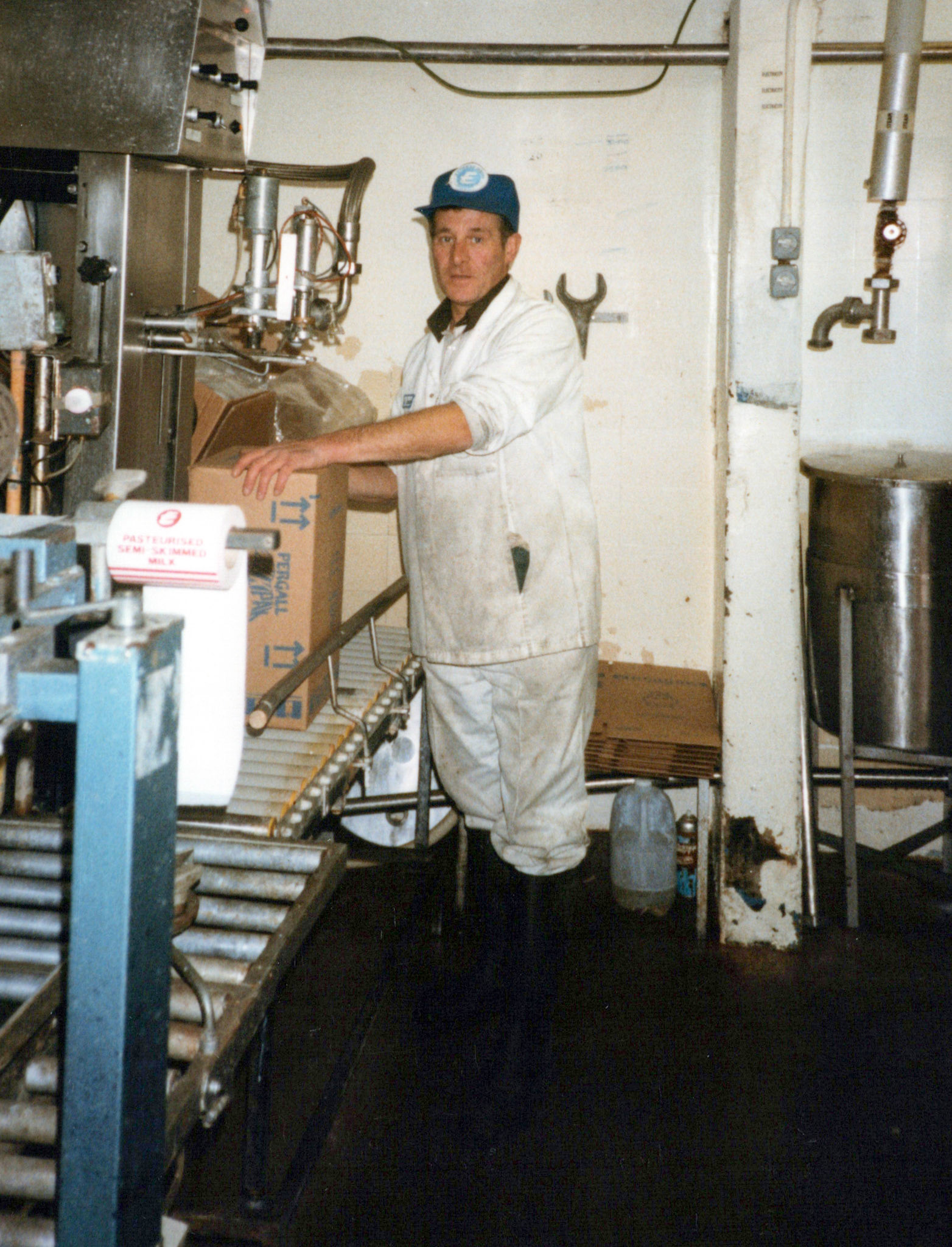 1986 Didcot - John Locke filling Pergalls (Courtesy Russell Finch)