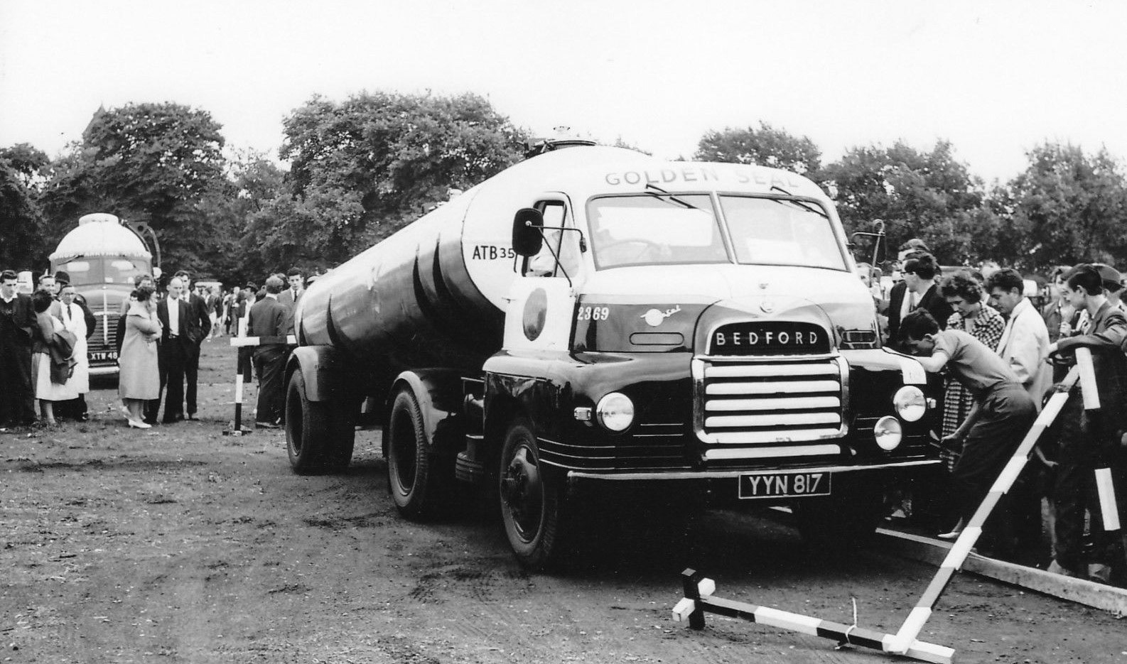 1960's Golden Seal Bedford Tanker YYN 817