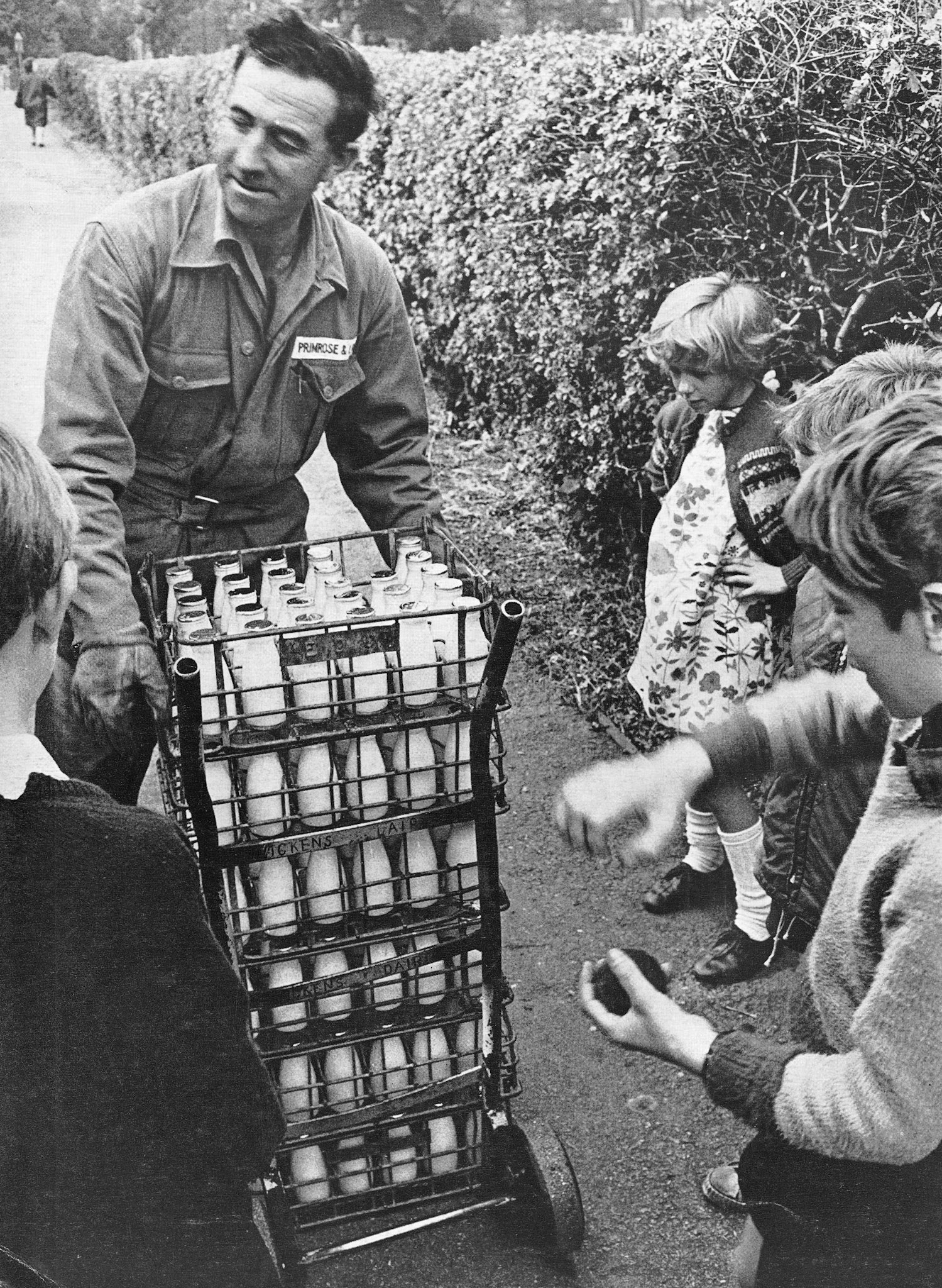 Express News Autumn 1968 Back Cover - Frank Reade making one of the last of his 51 school deliveries from Primrose and Len, in Kent.