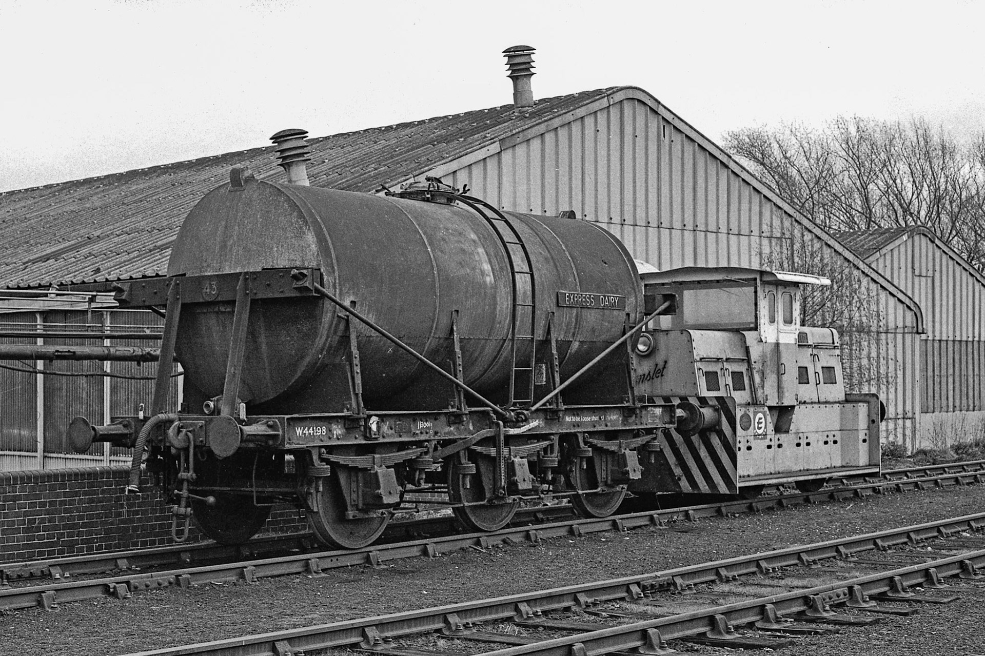 1977 Express Dairy milk tanker W44198 at South Morden with Hunslet 'Yardmaster' DAVID