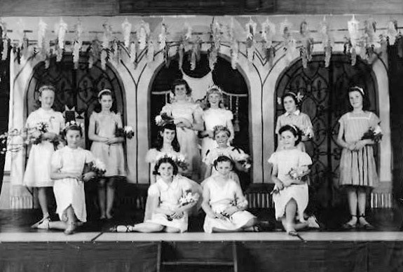 1955 Frith Manor Primary School. Elisabeth Torry comments "I am standing far left, still in touch with Beryl Waters (kneeling in front of me) and Valerie Bevan. Happy days.".Brian Wastell adds "I went to the school 1947 till 1955 with both my sisters Barbara and Janet." (Courtesy Elisabeth Torry)